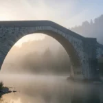 Ponte del Diavolo a Borgo a Mozzano avvolto da una leggera nebbia mattutina