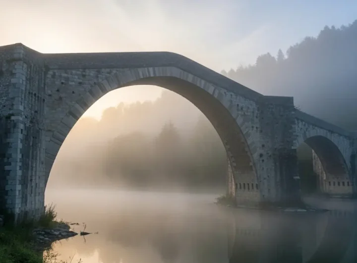 Ponte del Diavolo a Borgo a Mozzano avvolto da una leggera nebbia mattutina