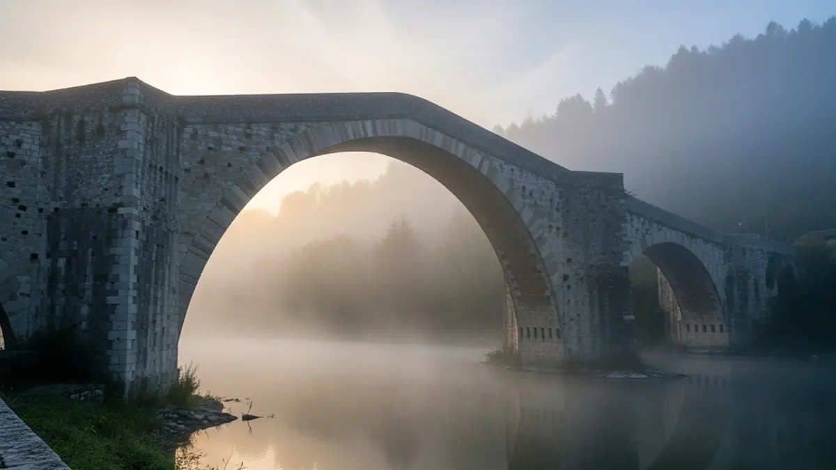 Ponte del Diavolo a Borgo a Mozzano avvolto da una leggera nebbia mattutina