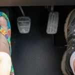 Si può guidare con le ciabatte o i tacchi