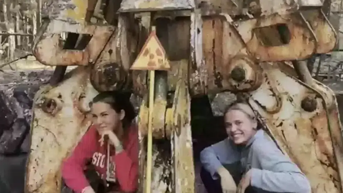 Una foto virale mostra due donne su oggetto più radioattivo di Chernobyl