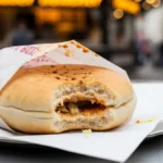 immagine in stile fotoreportage che mostra un panino di döner kebab vuoto