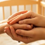 le mani di due amici che si stringono affettuosamente