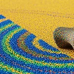 un dettaglio macro di granuli di plastica riciclata R-PET colorati che si trasformano in un oggetto di design