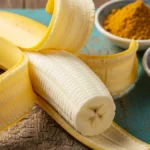 una banana sbucciata a metà