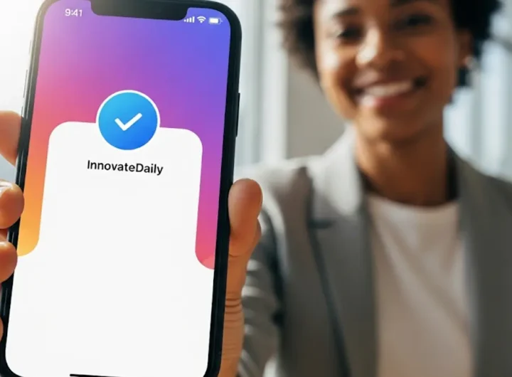 una persona sorridente mentre utilizza uno smartphone
