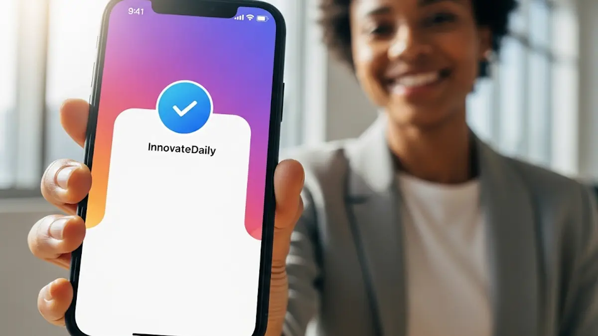 una persona sorridente mentre utilizza uno smartphone