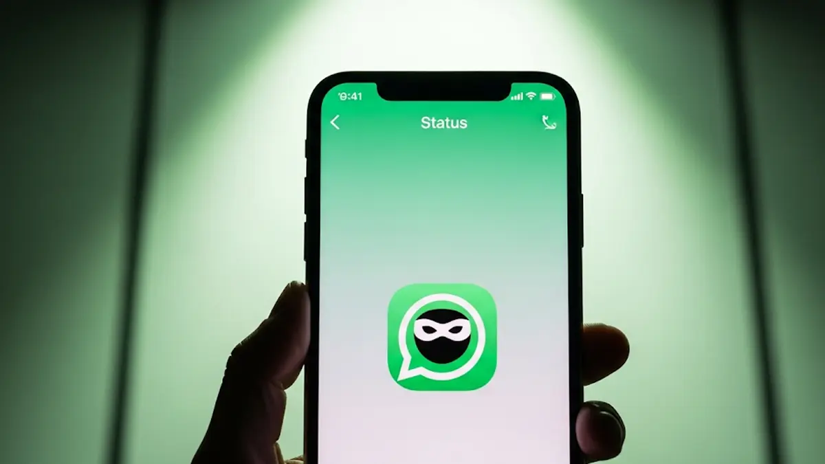 uno smartphone con interfaccia dello stato di WhatsApp