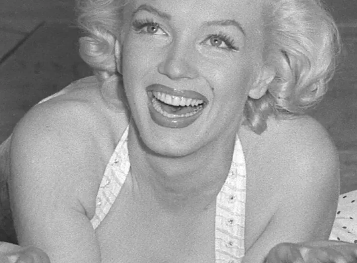 uomo sepolto a testa in giù su Marilyn Monroe