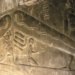 Bassorilievo della Lampada di Dendera nel tempio di Hathor