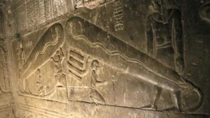 Bassorilievo della Lampada di Dendera nel tempio di Hathor