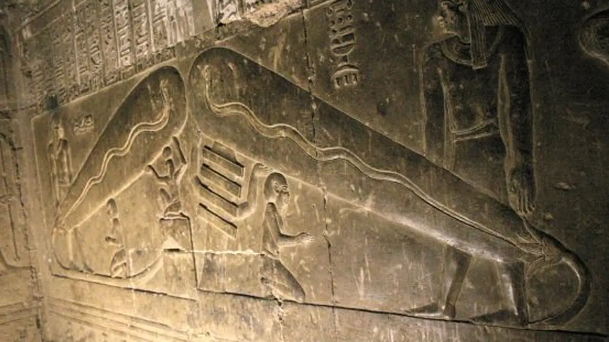 Bassorilievo della Lampada di Dendera nel tempio di Hathor