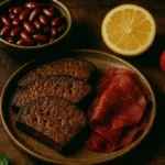 Piatto di fegato e cipolle saltati con contorno di prezzemolo fresco