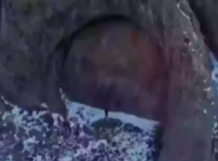 Una gigantesca porta di roccia in Kazakistan infiamma il web