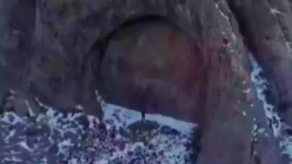 Una gigantesca porta di roccia in Kazakistan infiamma il web