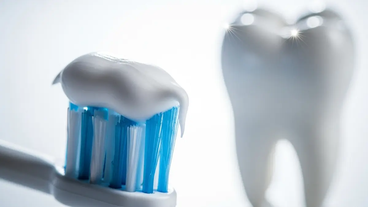 Una nuova ricerca svela come la cheratina possa riparare lo smalto dentale e prevenire la carie