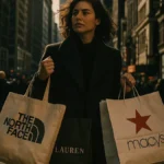 Una persona fa shopping in una via affollata di New York con borse di marchi americani
