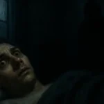 Uomo a letto con gli occhi aperti bloccato dalla paralisi del sonno