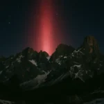Aurora boreale rossa su orizzonte nord in Italia