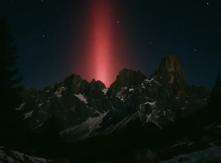 Aurora boreale rossa su orizzonte nord in Italia