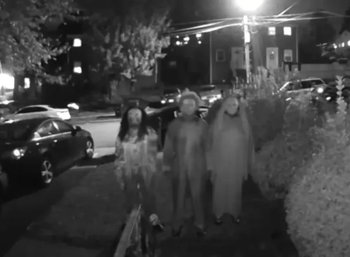 Figure inquietanti in costume di Halloween