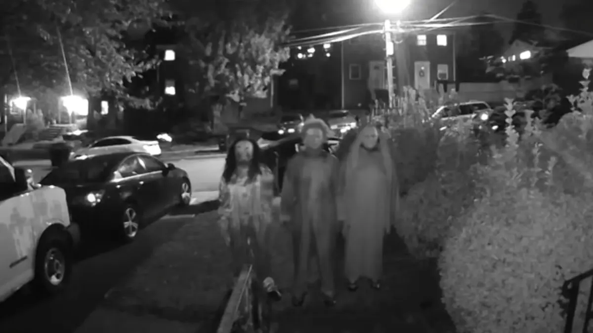 Figure inquietanti in costume di Halloween