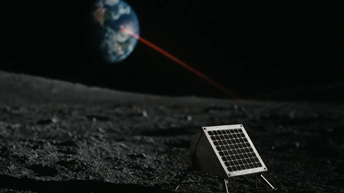 Primo piano dei retroriflettori Apollo sulla Luna