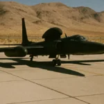 Primo piano del muso nero lucido di un aereo spia U-2