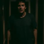 Primo piano di un adulto confuso e disorientato nel corridoio di casa