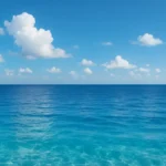 Sezione di cielo azzurro brillante e un mare calmo color turchese