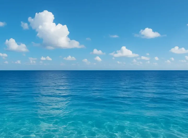 Sezione di cielo azzurro brillante e un mare calmo color turchese