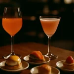 Tavolo da aperitivo brunch alle 16 con cocktail
