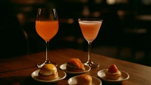 Tavolo da aperitivo brunch alle 16 con cocktail