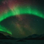 aurora-boreale-verde-intenso-cielo-notturno-stellato