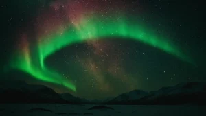 aurora-boreale-verde-intenso-cielo-notturno-stellato