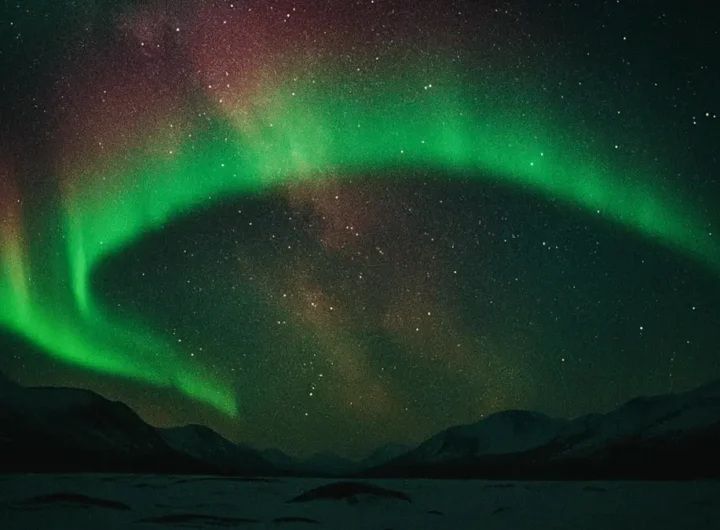 aurora-boreale-verde-intenso-cielo-notturno-stellato
