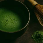 tazza di tè matcha verde brillante