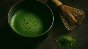 tazza di tè matcha verde brillante