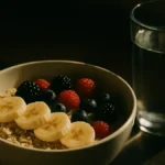 Ciotola di fiocchi avena con banana e frutti di bosco
