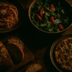 Tavola con piatti casalinghi colorati e semplici ricette per cena