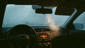 sbrinare-parabrezza-trucco-alette-parasole