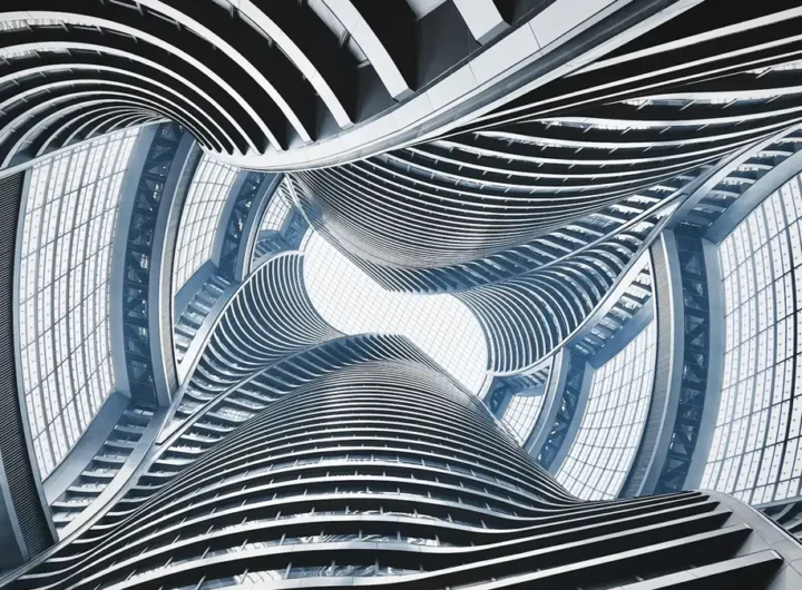 la sfida della latenza nel digitale contemporaneo