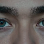 ciglia-uomo-tendenza-rischi-salute-oculare