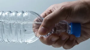 pericoli-acqua-bottiglia-plastica-nanoplastiche-salute