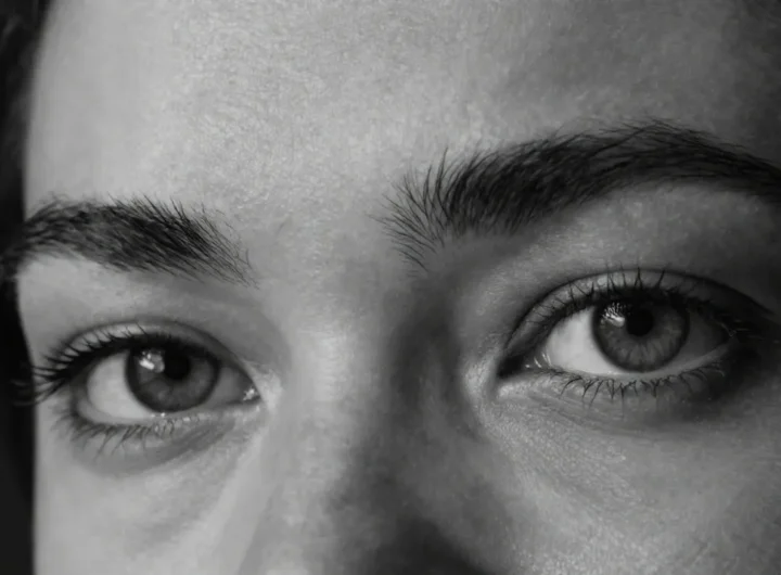 codice-comunicazione-non-verbale-sopracciglia-psicologia