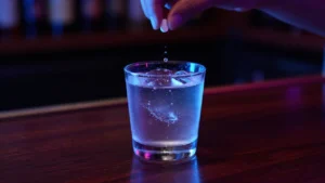 drink-spiking-guida-fenomeno-sicurezza-movida