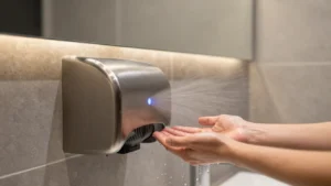 pericoli-asciugatori-aria-bagni-pubblici-igiene-mani
